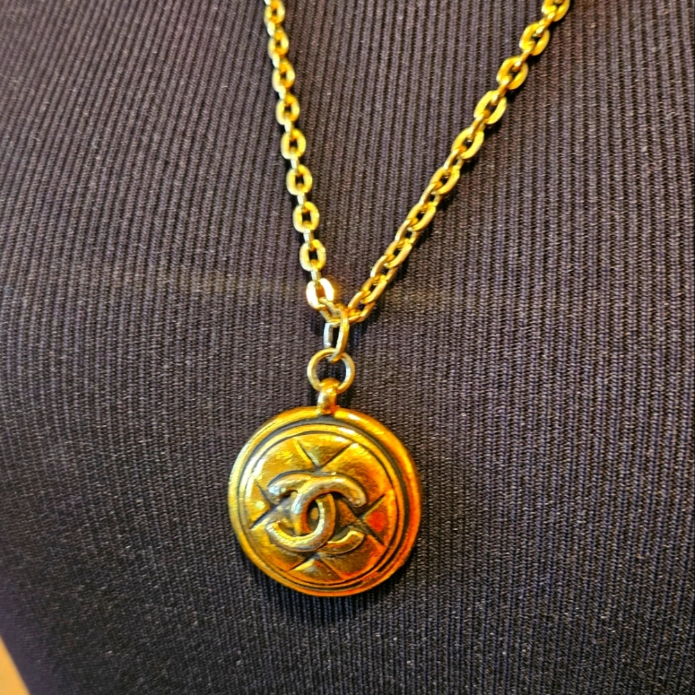 Gold CC Pendant - CHANEL-ESQ